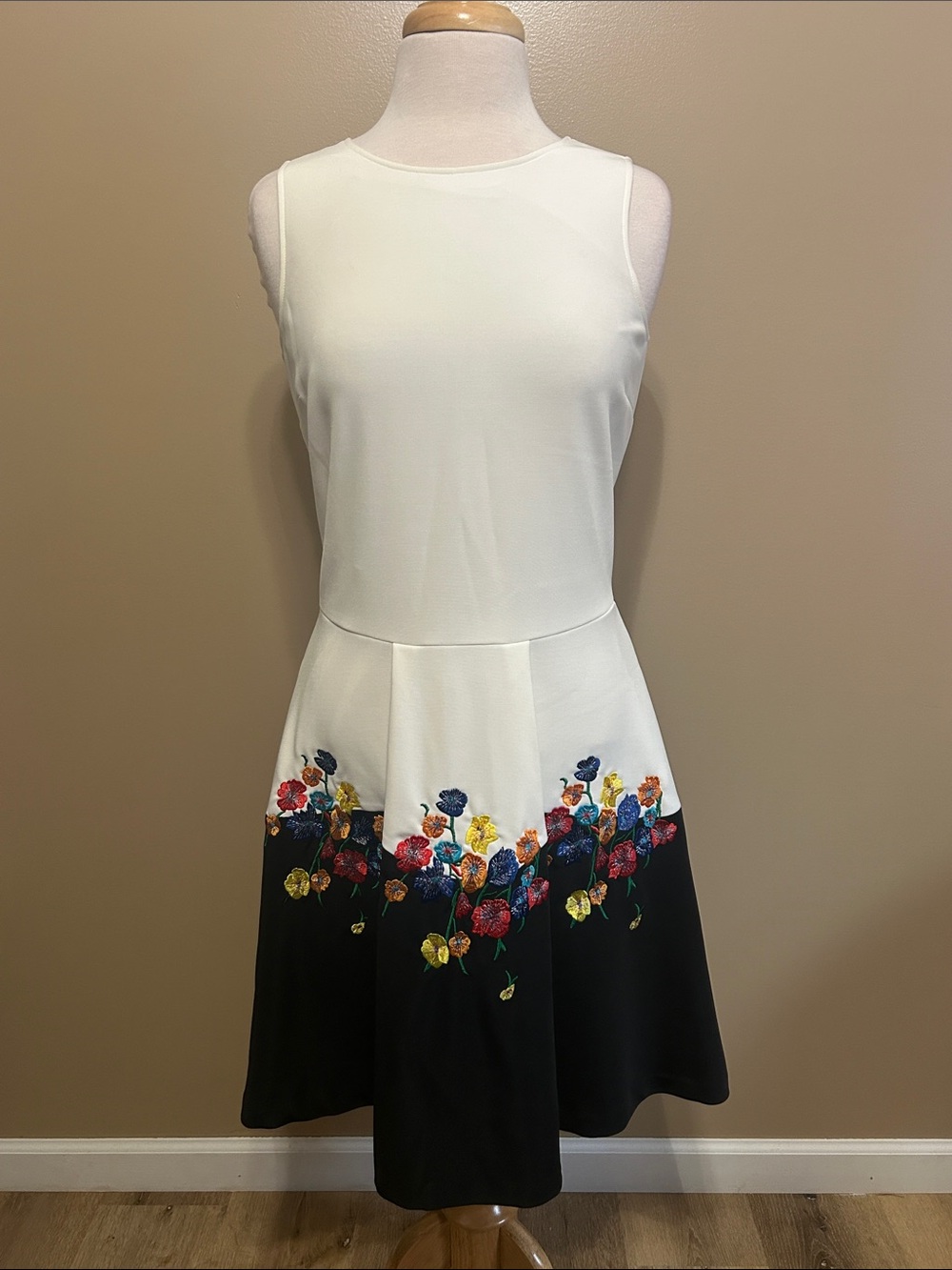 Katherine Barclay White and Black Floral Fit-and-Flare Dress